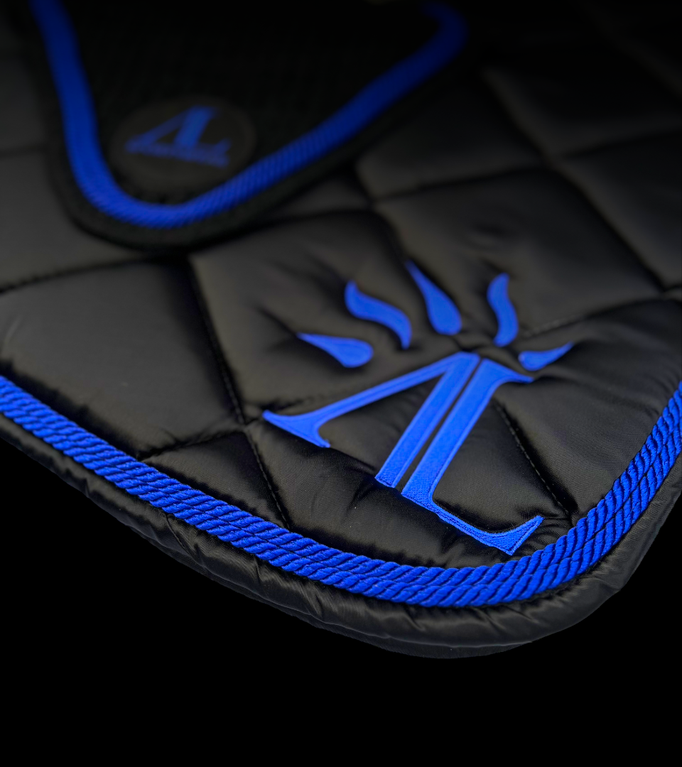 Tapis de selle feutre Showman 32x31 NOIR ET TURQUOISE avec logo NE Tapis de selle feutre Showman 32x31 NOIR ET TURQUOISE avec logo NE