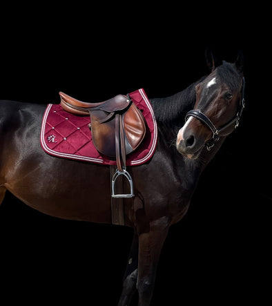 Kentucky | Tapis de dressage Velvet - Bordeaux - 1000 Sabots Kentucky | Tapis de dressage Velvet - Bordeaux - 1000 Sabots
