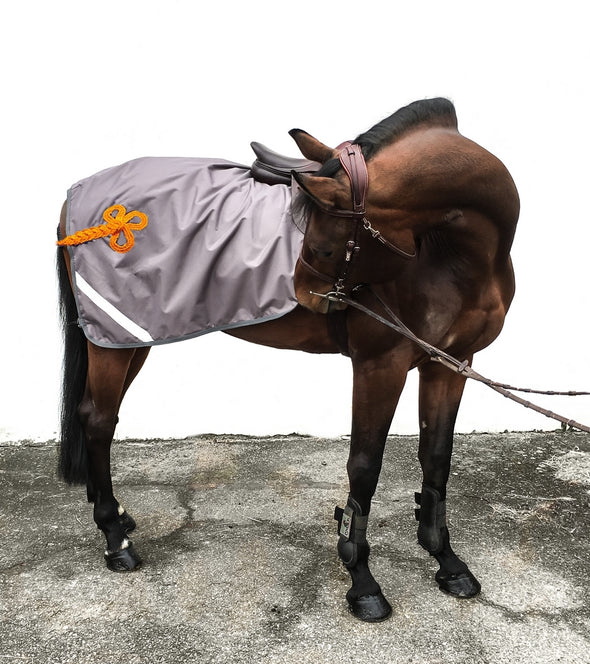 Couvre reins imperpolaire de couleur gris avec Brandebourg orange alexandra ledermann sportswear alsportswear