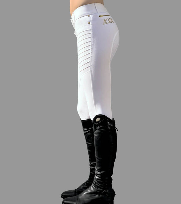 Pantalon Equitation Femme Geni Al Thaute Full Grip Blanc Profil Gauche Avec Bottes Alsportswear Alexandra Ledermann Sportswear